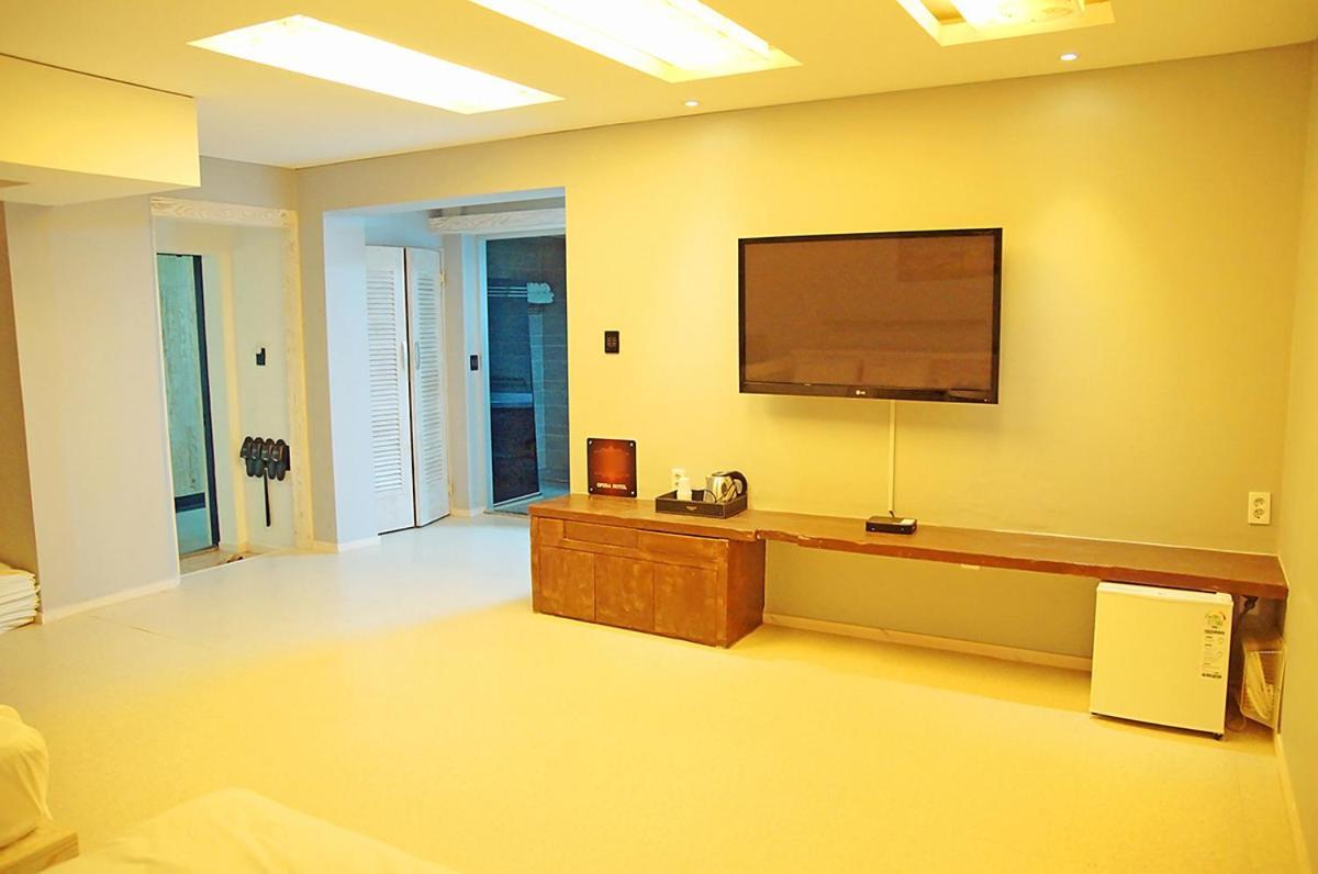 Opera 21 Hotel Jeonju Exterior photo